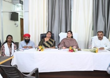 नगर पालिका परिषद् पंडरिया समीक्षा बैठक में विधायक भावना बोहरा ने तय समय पर गुणवत्तापूर्ण कार्य और जनता की सुविधा को प्राथमिकता देने अधिकारीयों को दिए निर्देश