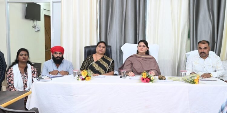 नगर पालिका परिषद् पंडरिया समीक्षा बैठक में विधायक भावना बोहरा ने तय समय पर गुणवत्तापूर्ण कार्य और जनता की सुविधा को प्राथमिकता देने अधिकारीयों को दिए निर्देश