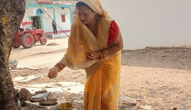 महिलाओं ने अखंड सौभाग्य सुख समृद्धि और पति की लंबी आयु के लिए वट सावित्री की व्रत रखी 