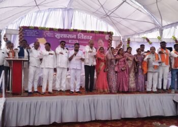 1722 आवेदन प्राप्त हुए सुशासन तिहार गिधपुरी में  तमौरी के ग्रामीण स्वतंत्र पंचायत की मांग लेकर पहुंचे