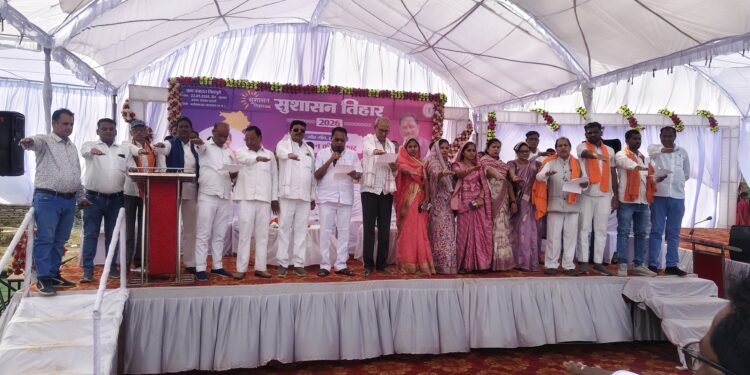 1722 आवेदन प्राप्त हुए सुशासन तिहार गिधपुरी में  तमौरी के ग्रामीण स्वतंत्र पंचायत की मांग लेकर पहुंचे