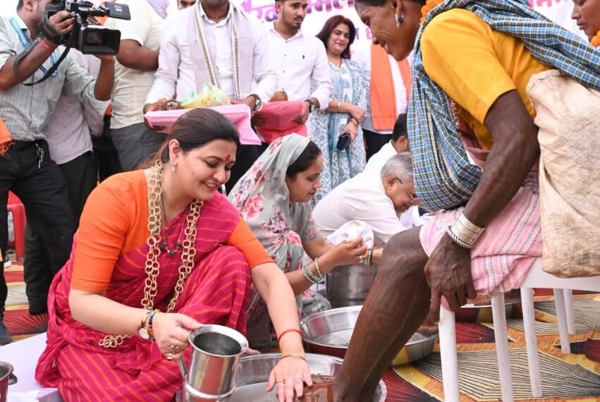 विधायक भावना बोहरा के प्रयास ला रहे बड़े बदलाव, धर्मांतरण पर कड़ा प्रहार, पास्टर सहित वनांचल क्षेत्र के छः गाँव के 200 लोगों ने की मूल धर्म में घर वापसी