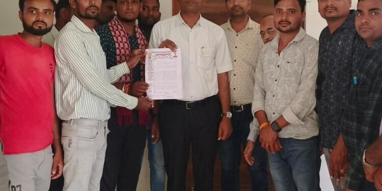 6 माह से लंबित भुगतान को लेकर श्रमिक कल्याण संघ ने सौंपा ज्ञापन 1 6 माह से लंबित भुगतान को लेकर श्रमिक कल्याण संघ ने सौंपा ज्ञापन