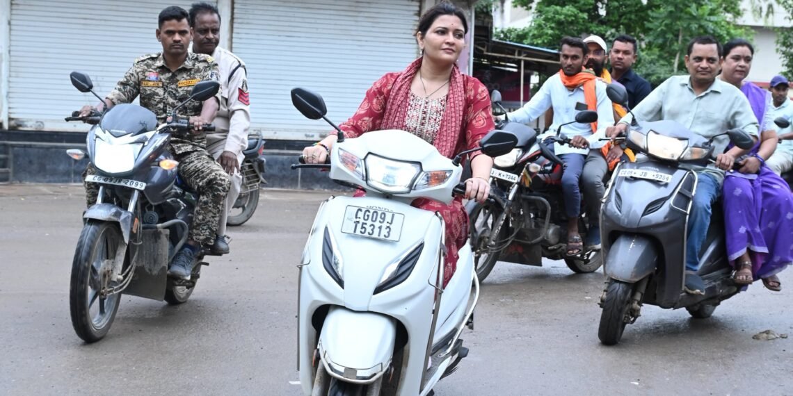 पंडरिया नगर के विभिन्न वार्डों का भ्रमण, वनांचल ग्रामों में जनचौपाल: विधायक भावना बोहरा ने विकास कार्यों का लिया जायजा और सुनीं जनसमस्याएं