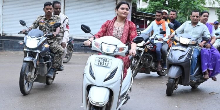 पंडरिया नगर के विभिन्न वार्डों का भ्रमण, वनांचल ग्रामों में जनचौपाल: विधायक भावना बोहरा ने विकास कार्यों का लिया जायजा और सुनीं जनसमस्याएं