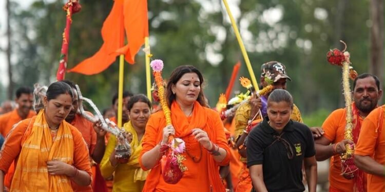 बोल बम के जयघोष से गूंजा वनांचल : विधायक भावना बोहरा और कांवड़ियों ने यात्रा के तीसरे दिन किया पंडरिया विधानसभा में प्रवेश, वन ग्राम महामाई से गौरकांपा तक तय की यात्रा