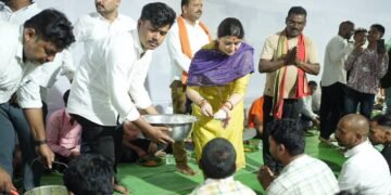 पंडरिया विधायक भावना बोहरा का महादेव की भक्ति के साथ मानव सेवा का संकल्प : अमरकंटक और डोंगरिया में 1.5 लाख से अधिक कांवड़ियों और श्रद्धालुओं ने किया भोजन