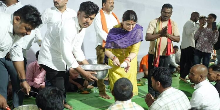 पंडरिया विधायक भावना बोहरा का महादेव की भक्ति के साथ मानव सेवा का संकल्प : अमरकंटक और डोंगरिया में 1.5 लाख से अधिक कांवड़ियों और श्रद्धालुओं ने किया भोजन